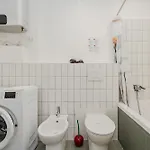 Isola - 2 Bedrooms - Free Parking *