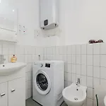Isola - 2 Bedrooms - Free Parking