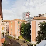 Isola - 2 Bedrooms - Free Parking *