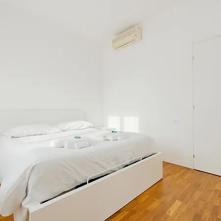 Isola - 2 Bedrooms - Free Parking 밀라노