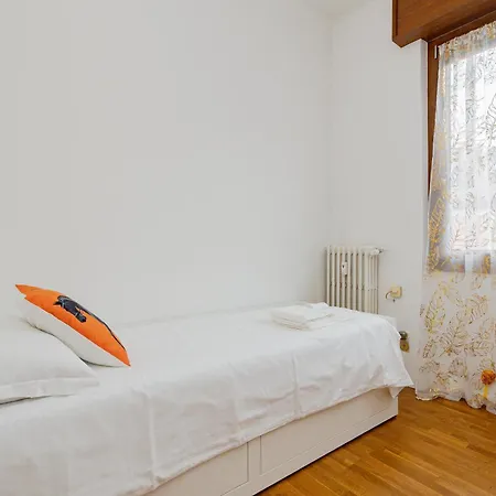 Isola - 2 Bedrooms - Free Parking Apartment Milan