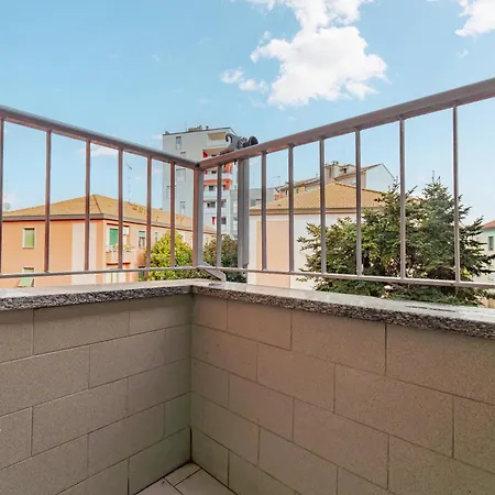 Isola - 2 Bedrooms - Free Parking Apartment *