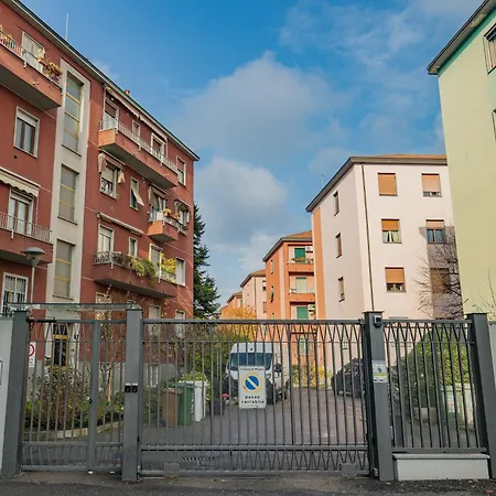 Isola - 2 Bedrooms - Free Parking * Milan